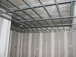 Metalstud plafond in kantoren