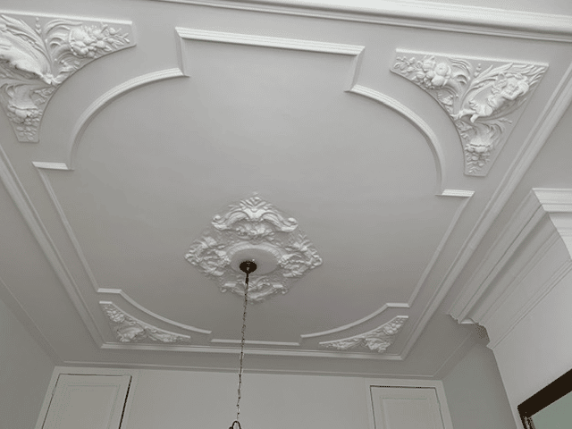 decoratief plafond met ornamenten
