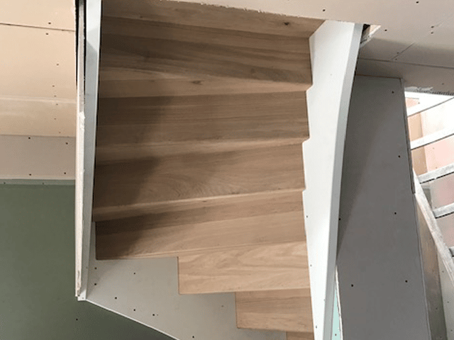 houtentrap met stukanet plafond